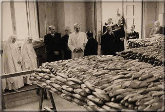Pie XII distribuant du pain au Vatican