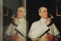 Pie XII photographié avec un canari